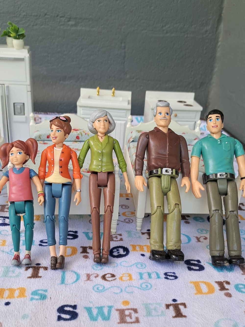 Family Adventure Toy Figure Set Beverly Hills Sweet Li'l Family Collection